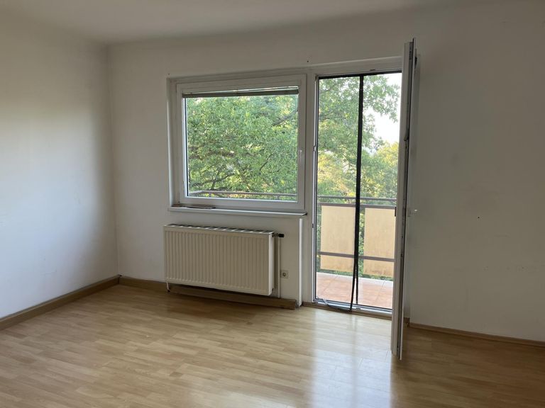 Zimmer mit Ausgang Balkon