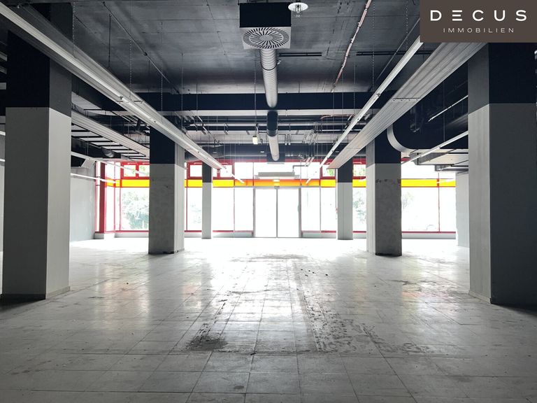 Geschäftsfläche mit ca. 1.500m2 - Stellplätze vor der Fläche - direkte Anlieferung möglich