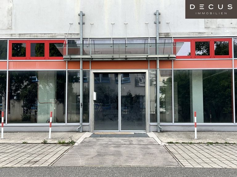 Geschäftsfläche mit ca. 1.500m2 - Stellplätze vor der Fläche - direkte Anlieferung möglich