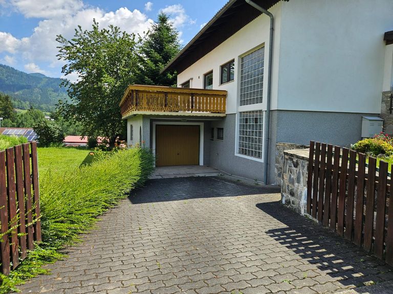 Hausansicht Straße Garage