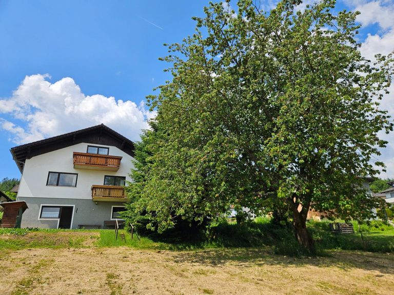 Hausansicht Garten Kirschbaum
