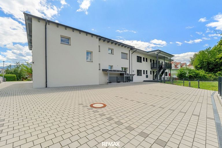 Außenansicht mit Parkplatz