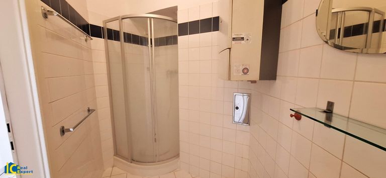 Badezimmer mit Dusche und Therme