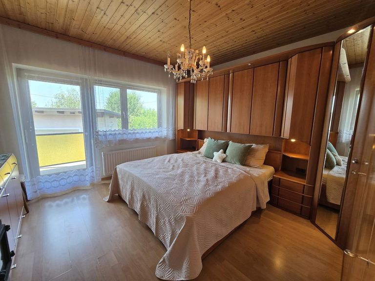 Schlafzimmer mit Balkon