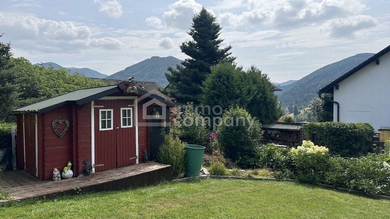 Gartenhäuschen mit Blick auf die Berge