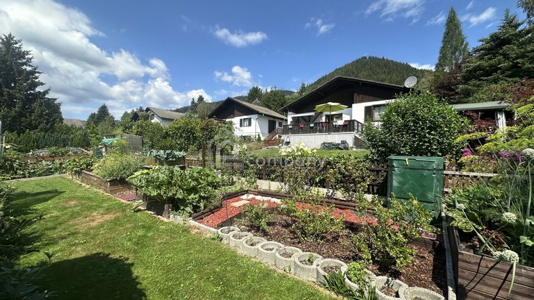 Blick vom Gemüsegarten zum Haus
