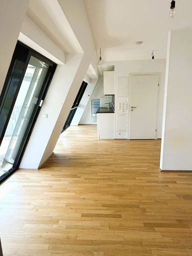 Wohnraum mit Blick in die Küche