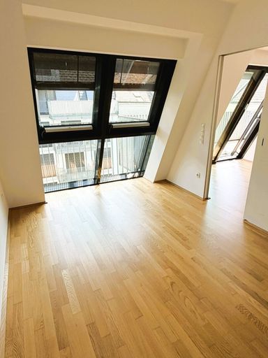 Schlafzimmer mit Blick ins Wohnzimmer