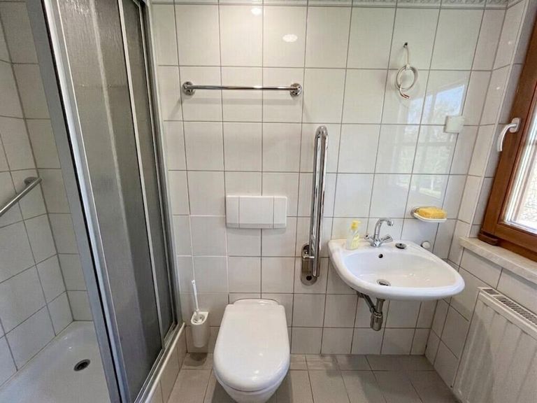 separates WC mit Dusche