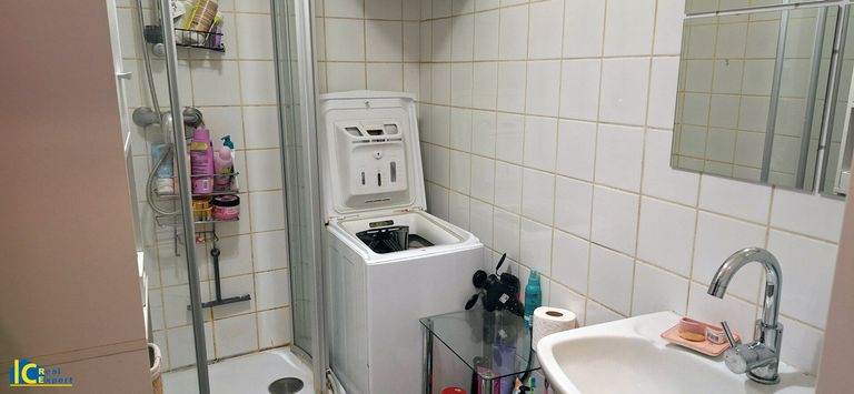 Bad mit Dusche, Waschmaschine und Handwaschbecken