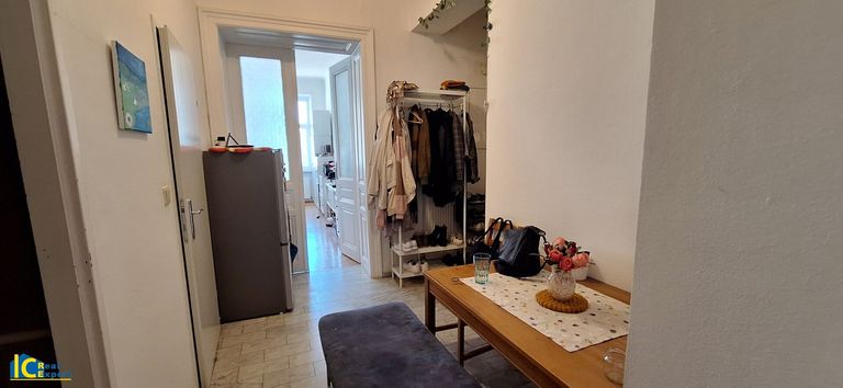 Vorraum mit Essplatz und Garderobe