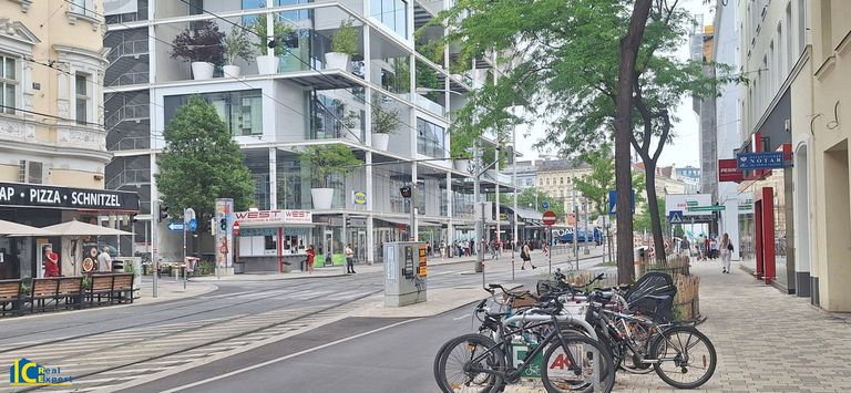 U3 Westbahnhof, Bahnhof City mit zahlreichen Geschäften