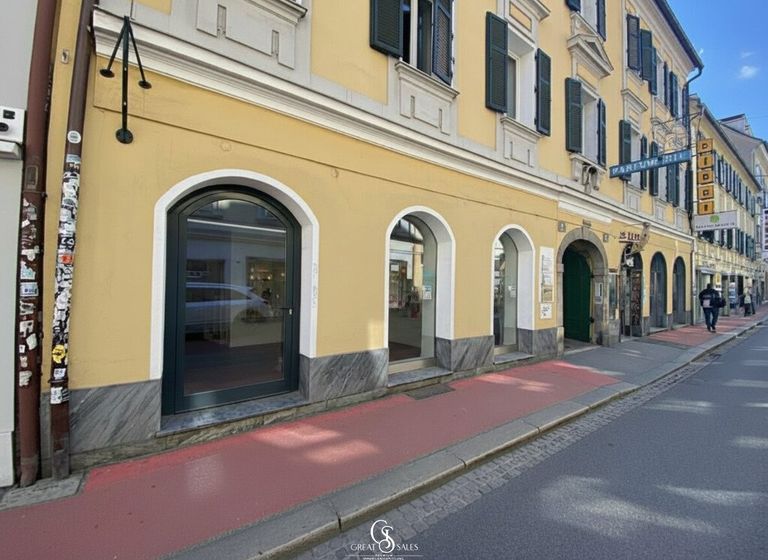 Türe mit zwei Schaufenstern
