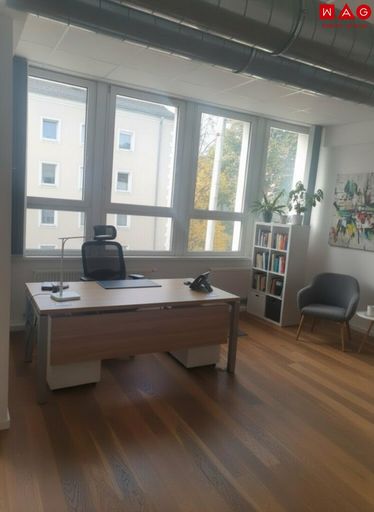 Trainingsraum 4 Beispielbüromöbeln_KI_generiert