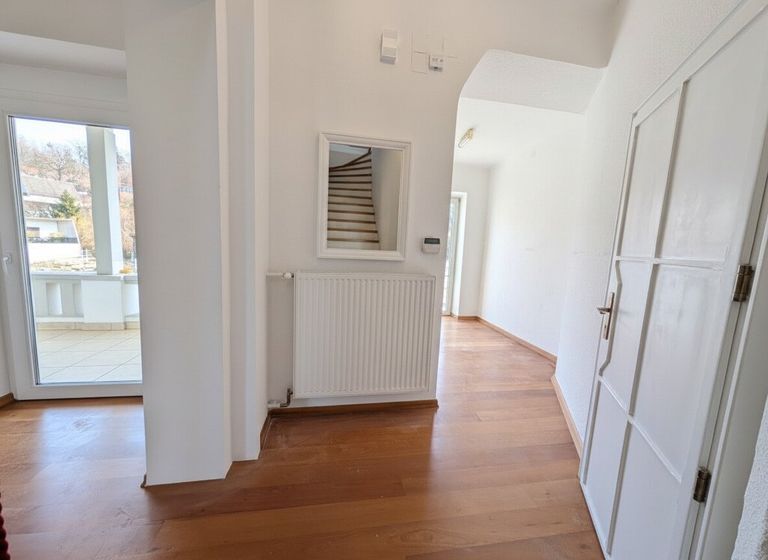 Eingangsbereich mit Blick zur Garderobe (re.)