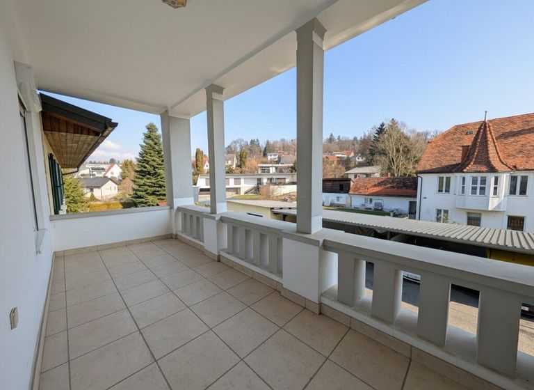 Vollständig überdachter fast 13 m² großer Balkon