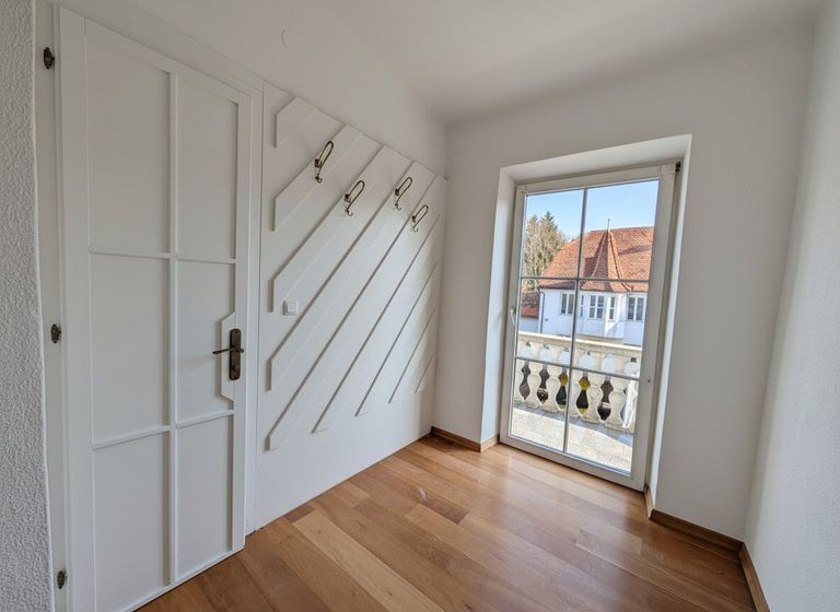 Garderobe und Gäste WC sowie Balkonzugang
