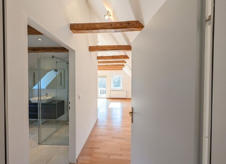 Links Badezimmer, Rechts Schlafzimmer