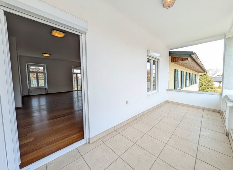 Ein weiterer überdachter Balkon mit NO-Ausrichtung