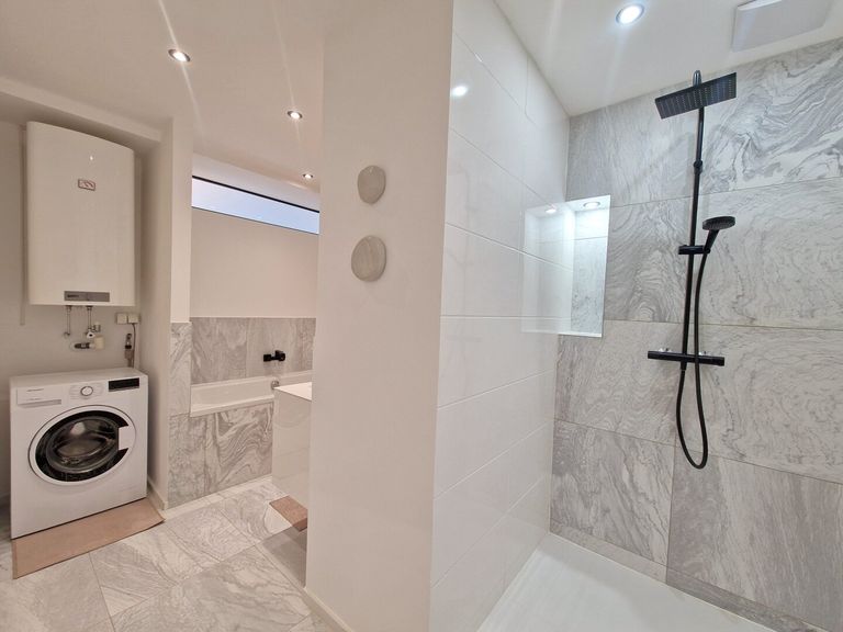 Badezimmer mit Badewanne & Dusche
