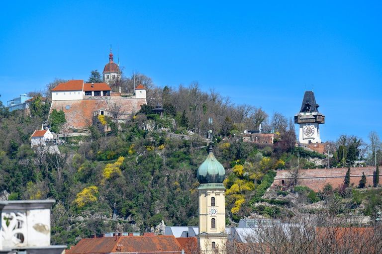 Ausblick zu Schlossberg mit Uhrturm