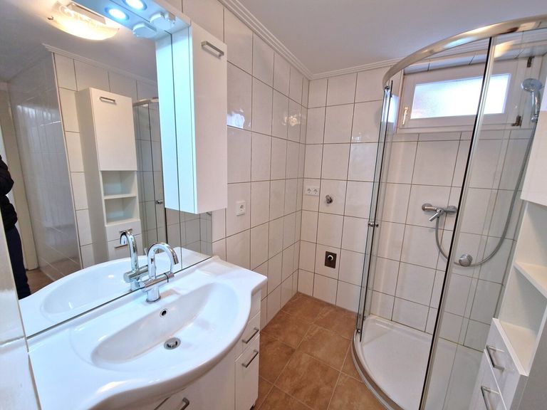 Badezimmer mit Dusche, WM-Anschluss und Fenster