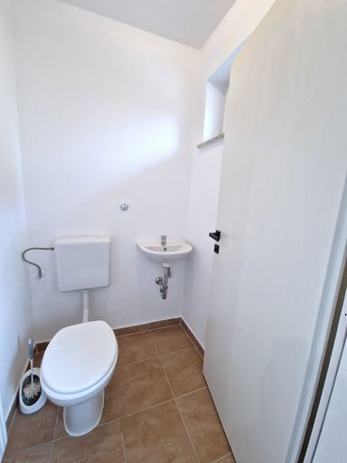 WC separat mit Handwaschbecken