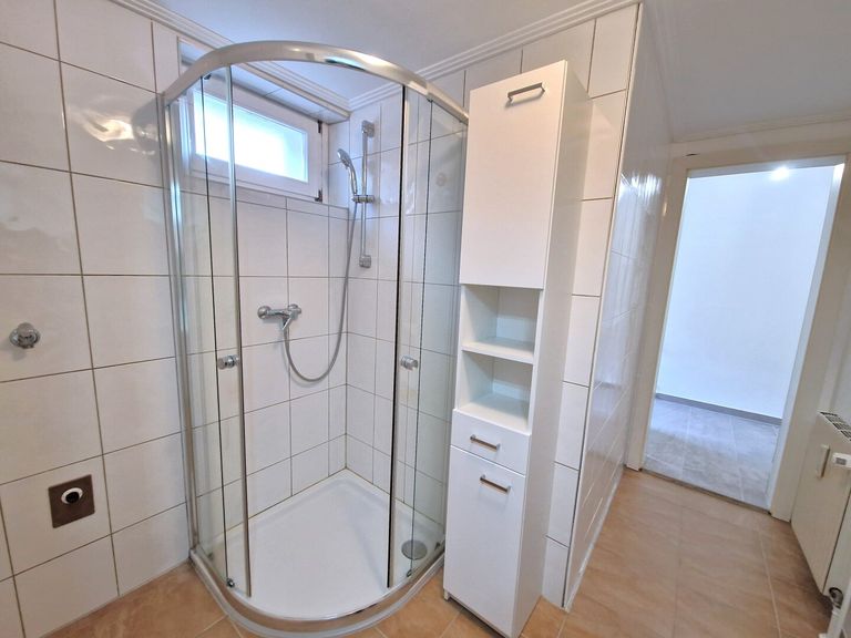 Badezimmer mit Dusche, WM-Anschluss und Fenster