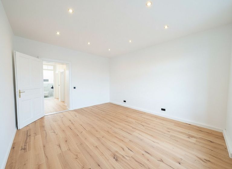 Zimmer 3 mit ca. 20,8 m² und Blick in Flur
