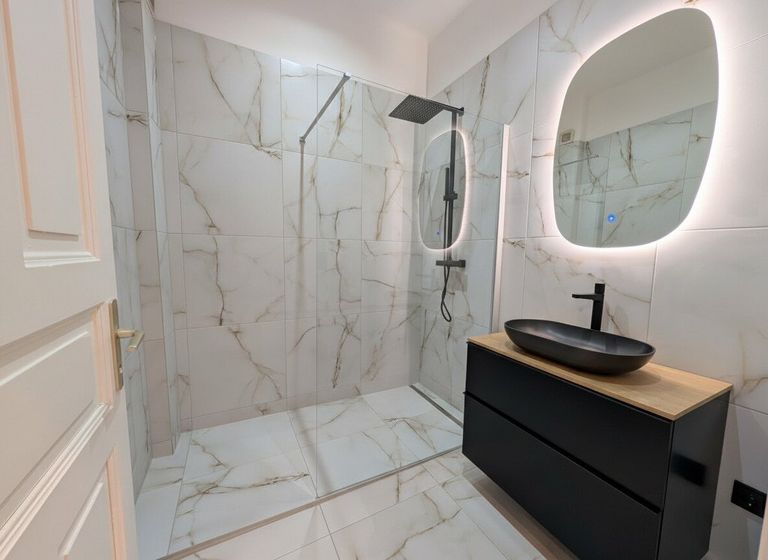 Bad mit Walk-in-Dusche & Handtuchheizkörper