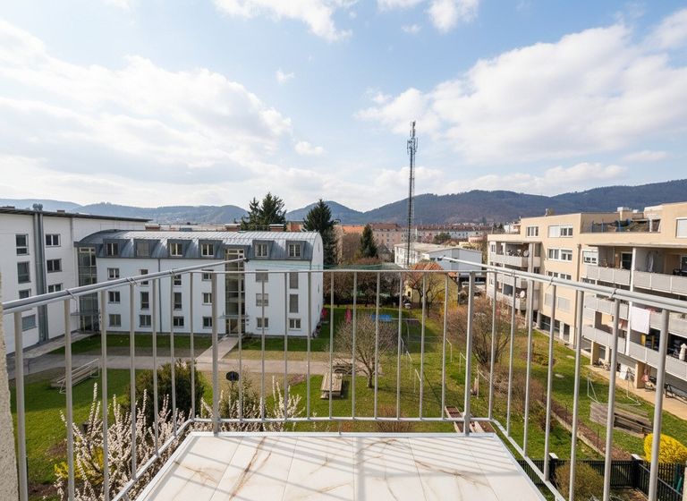 wunderbarer Weitblick über Innenhof hinweg nach Westen!