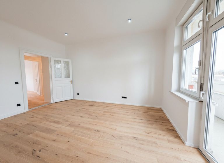 Zimmer 2 mit ca. 20,8 m² und angrenzender Loggia (in Arbeit)
