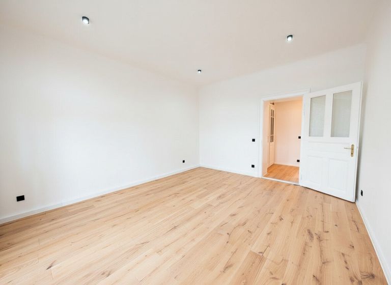 Zimmer 2 mit ca. 20,8 m² und Blick zu Eingang