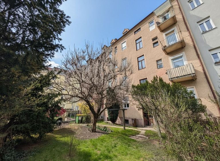 ruhiger Innenhof mit allgemeinen Gartenfläche