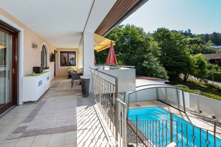 Terrasse mit Blick zum Pool