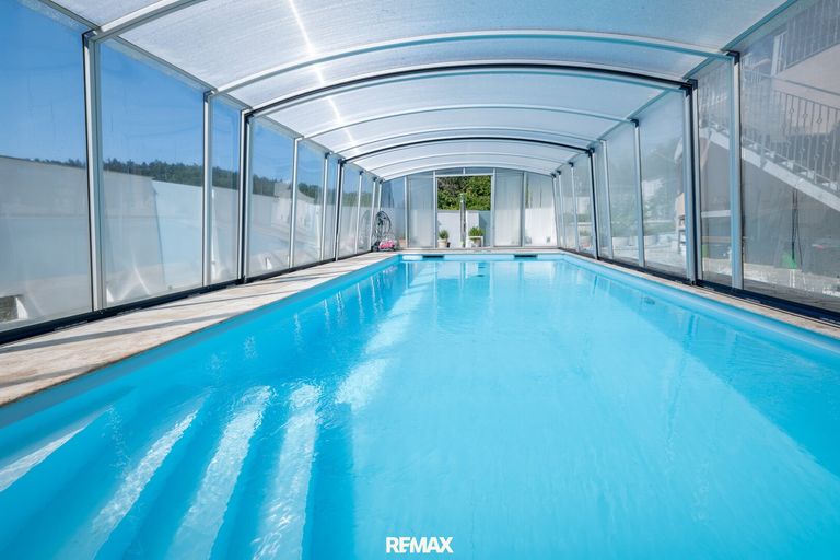 überdachter Pool