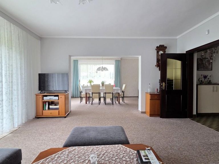 Wohnzimmer mit Blick z. Esszimmer