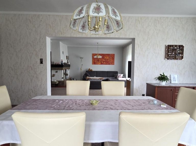 Esszimmer mit Blick z. Wohnzimmer