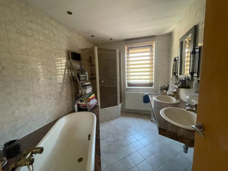 Bad mit Wanne und Dusche