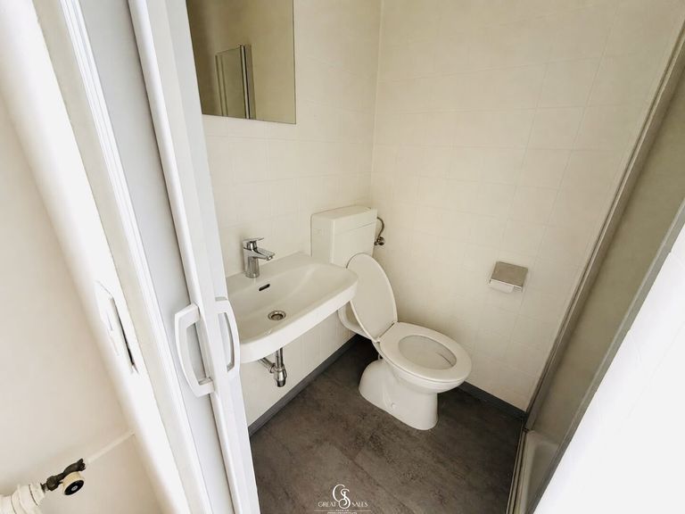 Bad mit Dusche & Toilette