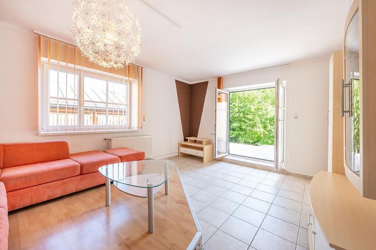 Wohnzimmer mit Zugang zur Terrasse