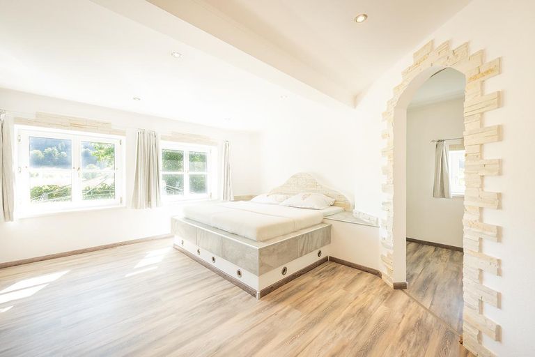 Schlafzimmer mit begehbarem Kleiderschrank