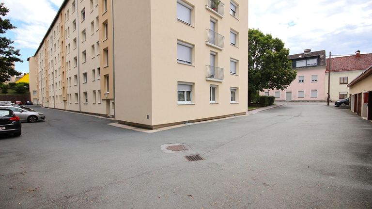 Zufahrt und Parkplätze