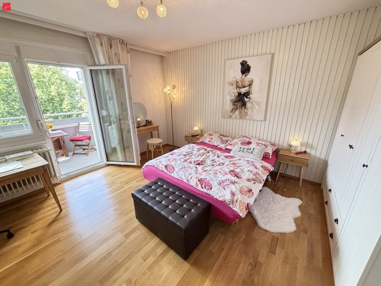 Großzügiges Schlafzimmer