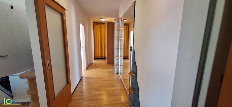 Zentral begehbare Zimmer