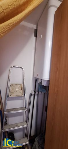 Warmwasserboiler diskret in einer Nische