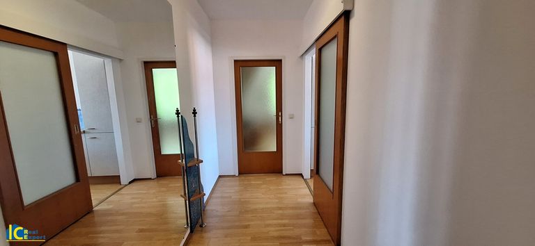 Praktische Schiebtüre zur Küche