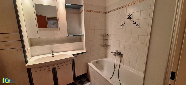 Badezimmer mit Wannenbad und WM Anschluss
