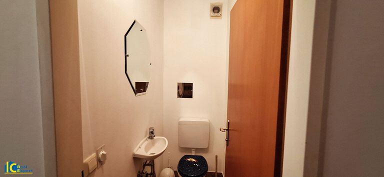 Extra WC mit Handwaschbecken
