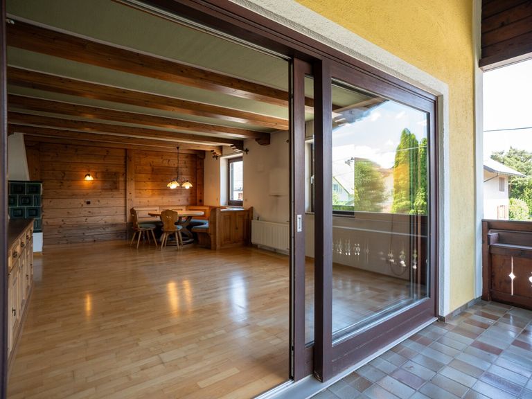 Überdachte Terrasse vor dem Wohnzimmer